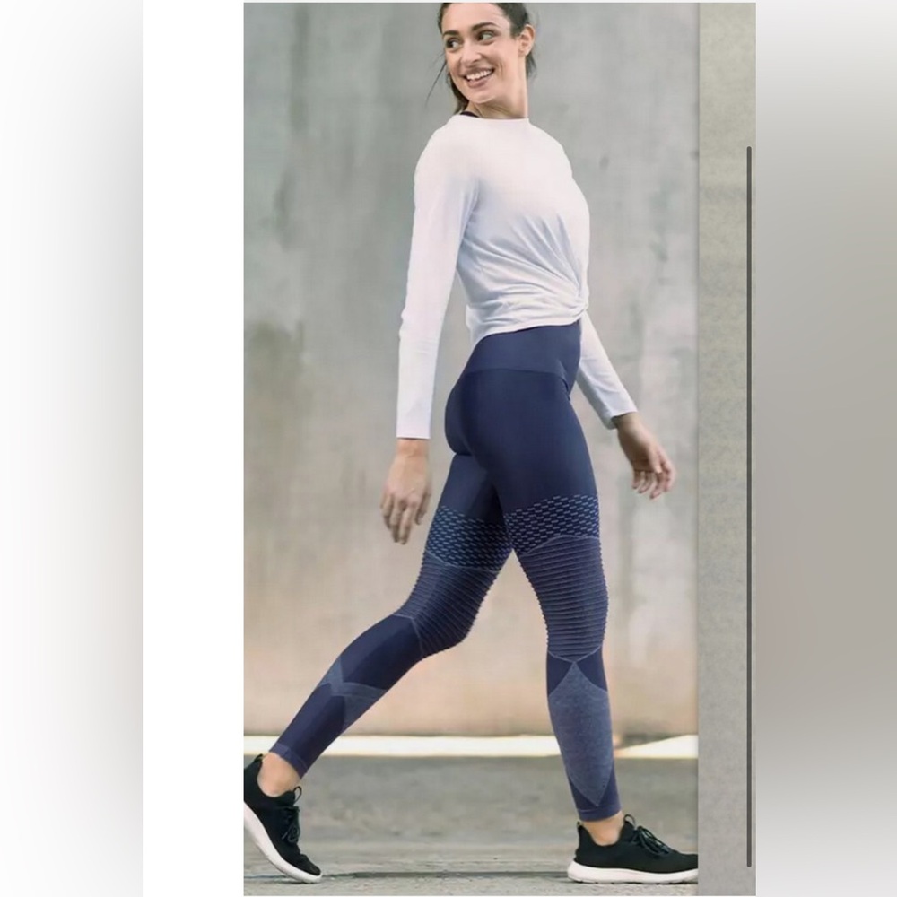 Spanx Look At Me Now Moto leggings. Size small.